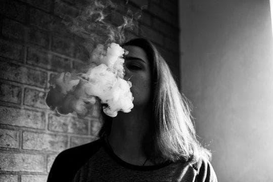 Smart poker hand tips and a practical explainer on what are e cigarettes for modern smokers